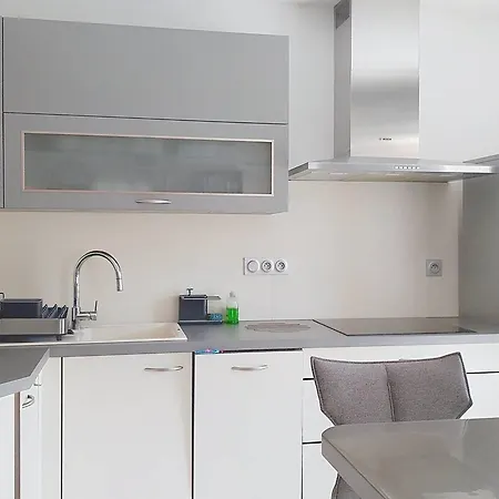 Apartment T3 68m², 4*, Climatise Avec Loggia, Proche Et Commerces - - Fr-1-610-14